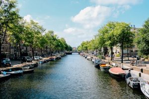Betrouwbaar Genieten: Van Tweedehandswagens.nl naar een Party Boot Amsterdam